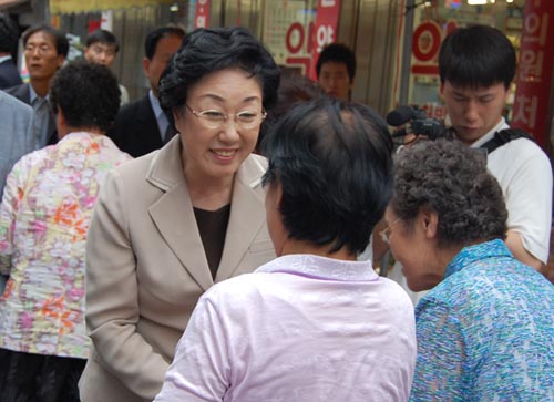 서산동부시장을 방문중인 한명숙 전 총리 